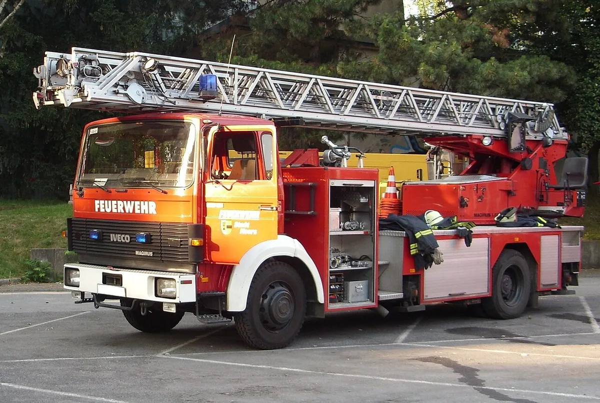 Drehleiter mit Korb DLK 23-12 bei einer Übung