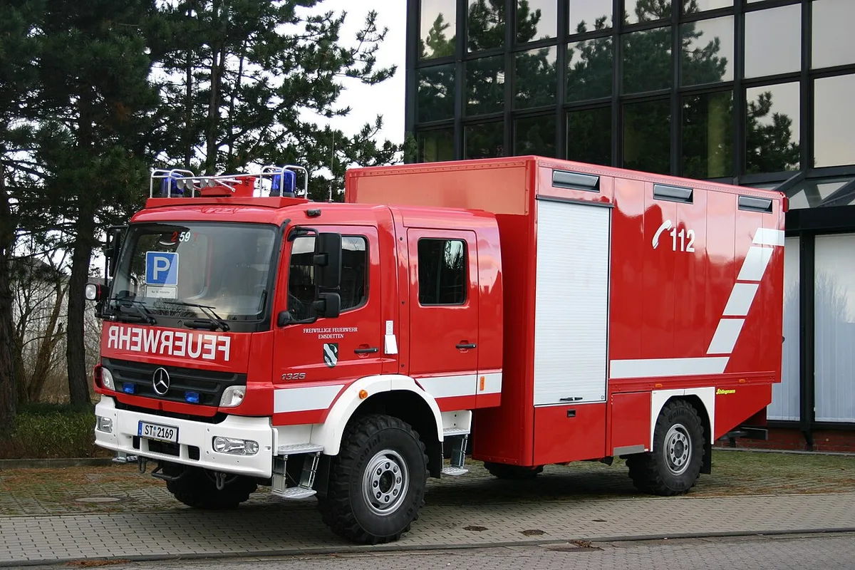 Gerätewagen Logistik 2 der Feuerwehr mit Kofferaufbau