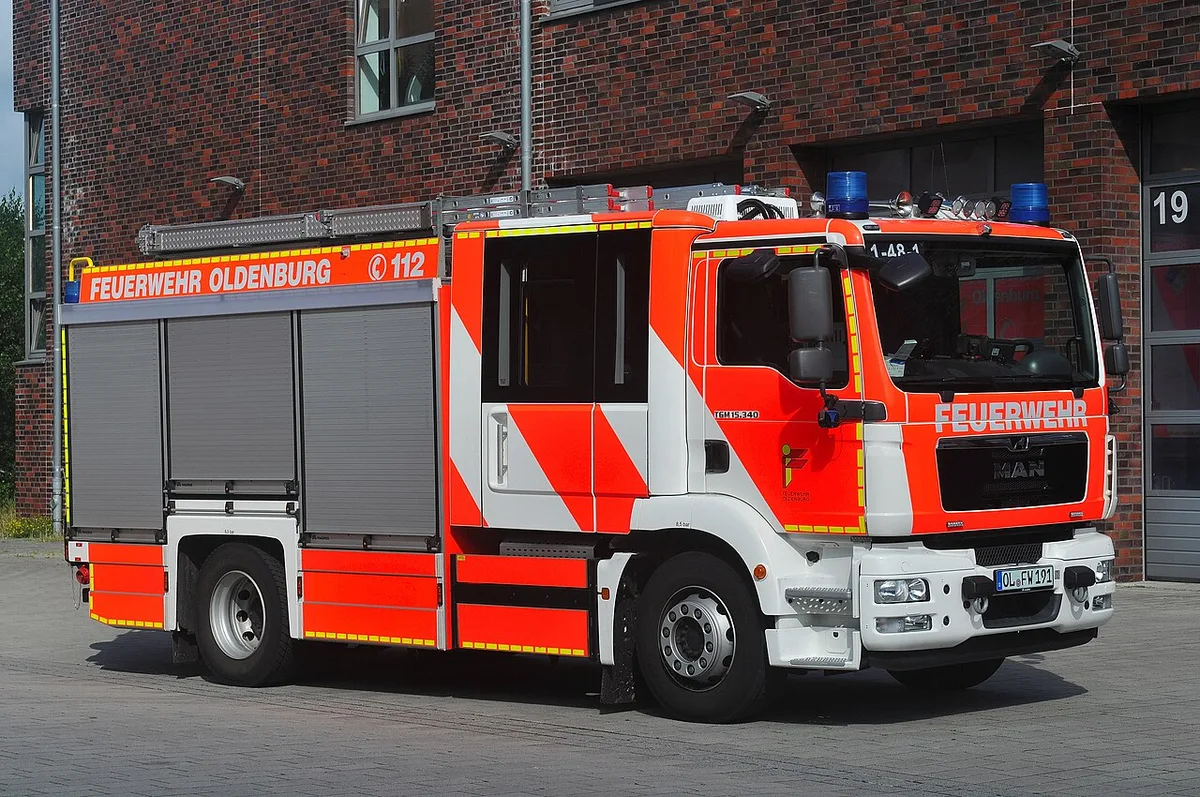 Hilfeleistungs-Löschgruppenfahrzeug HLF 20 vor einer Feuerwache