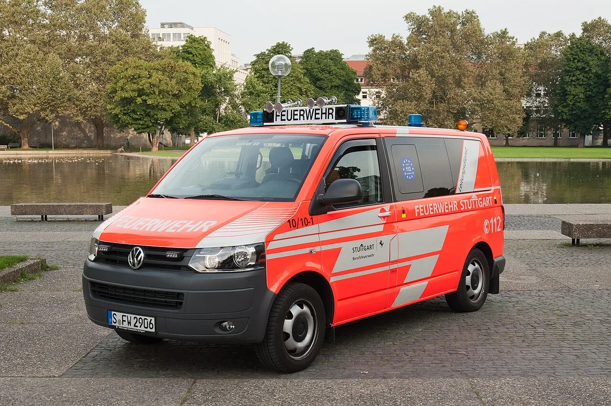 Kommandowagen der Feuerwehr (VW Transporter) von vorne links