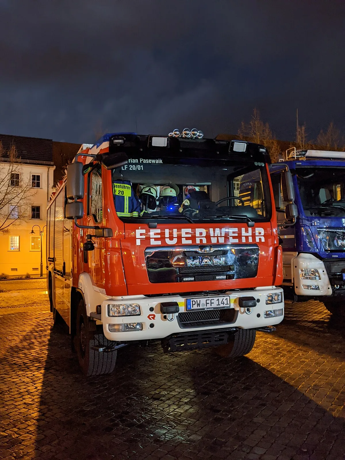 Löschgruppenfahrzeug LF 20 bei Nacht, Frontansicht