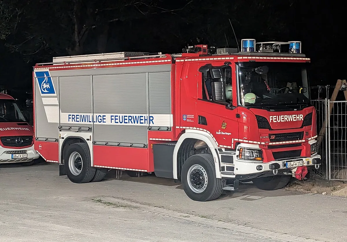 Rüstwagen der Freiwilligen Feuerwehr bei Nacht