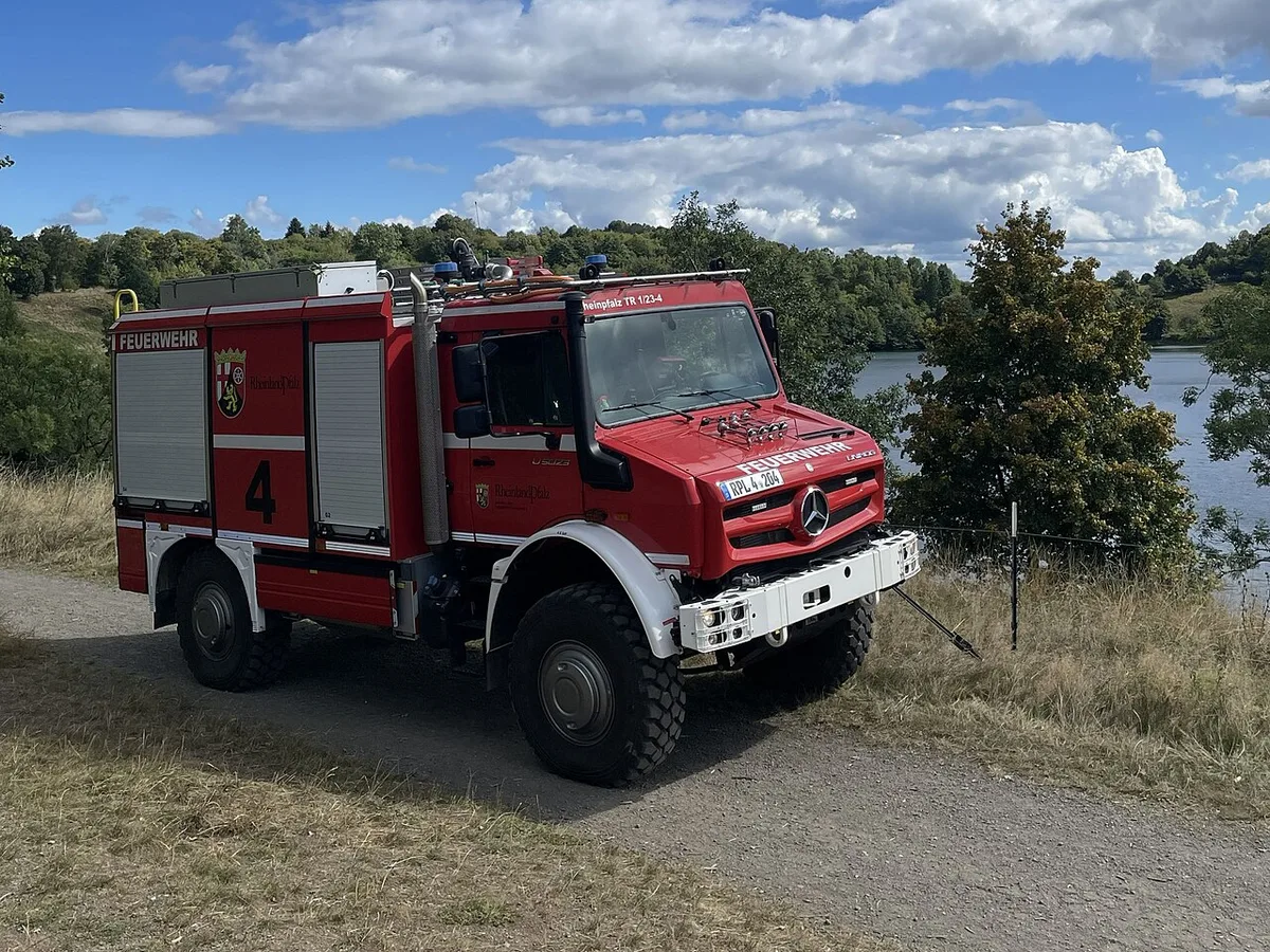 Tanklöschfahrzeug TLF 3000 auf Unimog-Fahrgestell am Seeufer