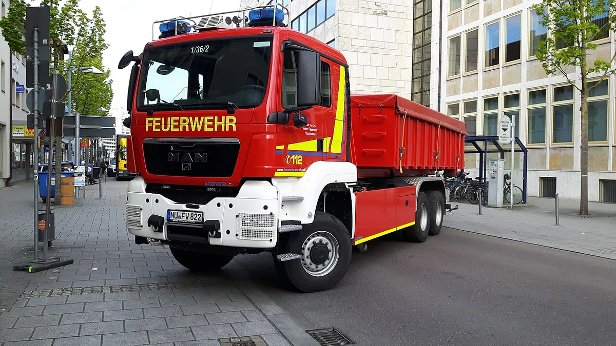 Wechselladerfahrzeug der Feuerwehr mit Abrollbehälter