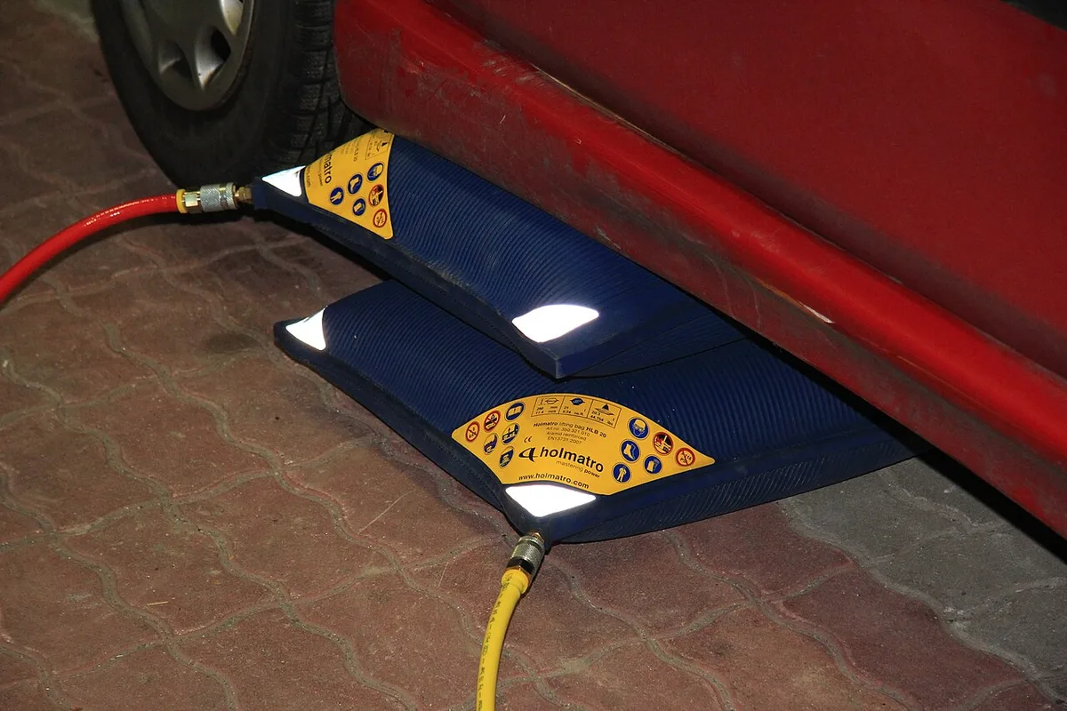 Hebekissen unter einem Fahrzeug bei einer Übung