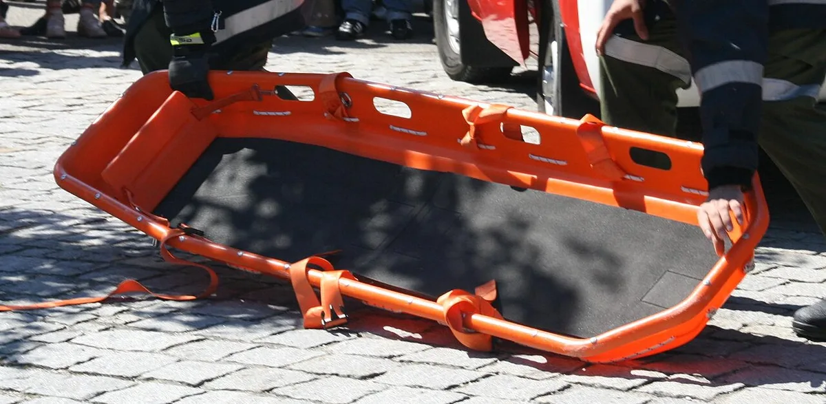 Orangefarbene Schleifkorbtrage auf dem Boden