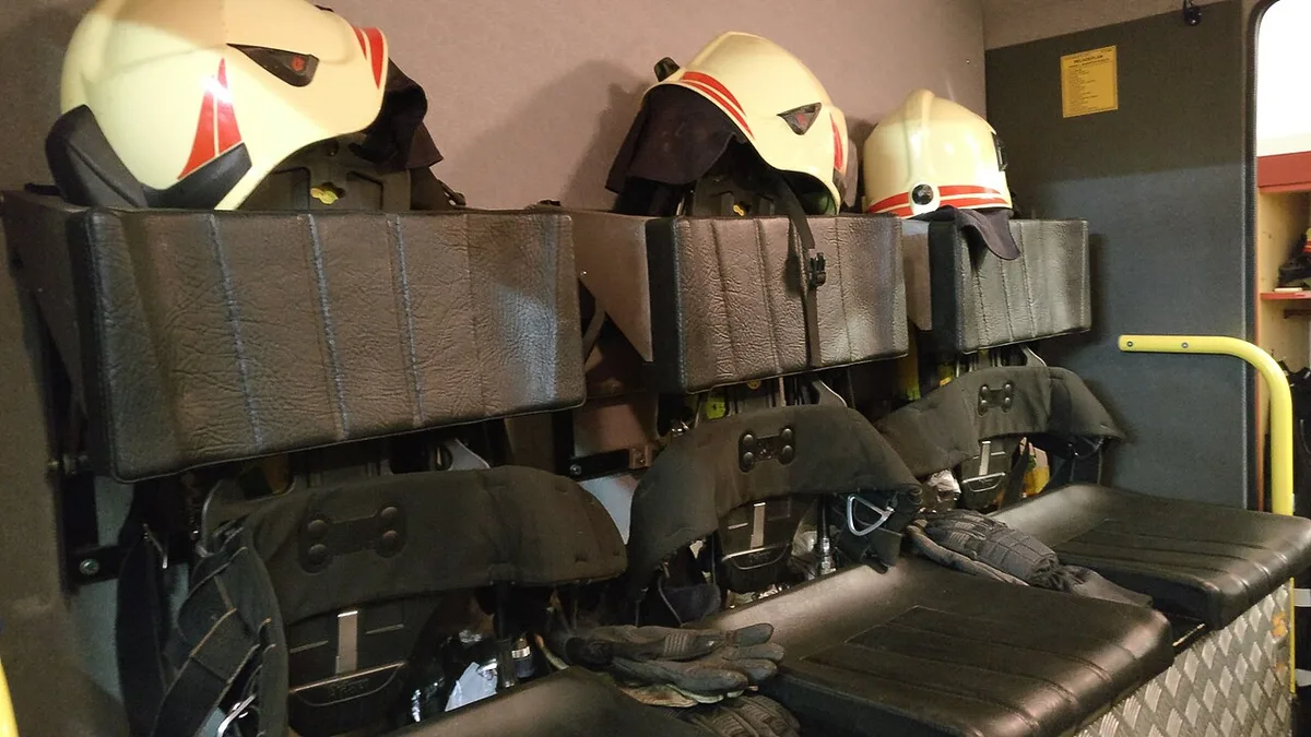 Pressluftatmer und Feuerwehrhelme in einem Mannschaftsraum