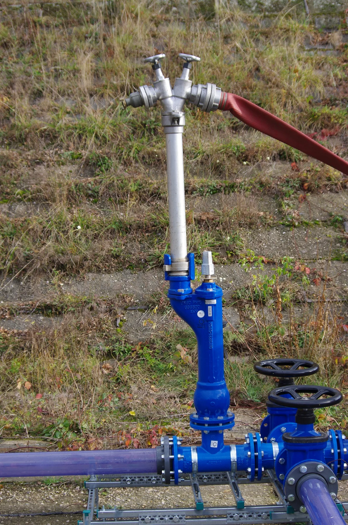 Unterflurhydrant mit aufgesetztem Standrohr und angeschlossenem Schlauch