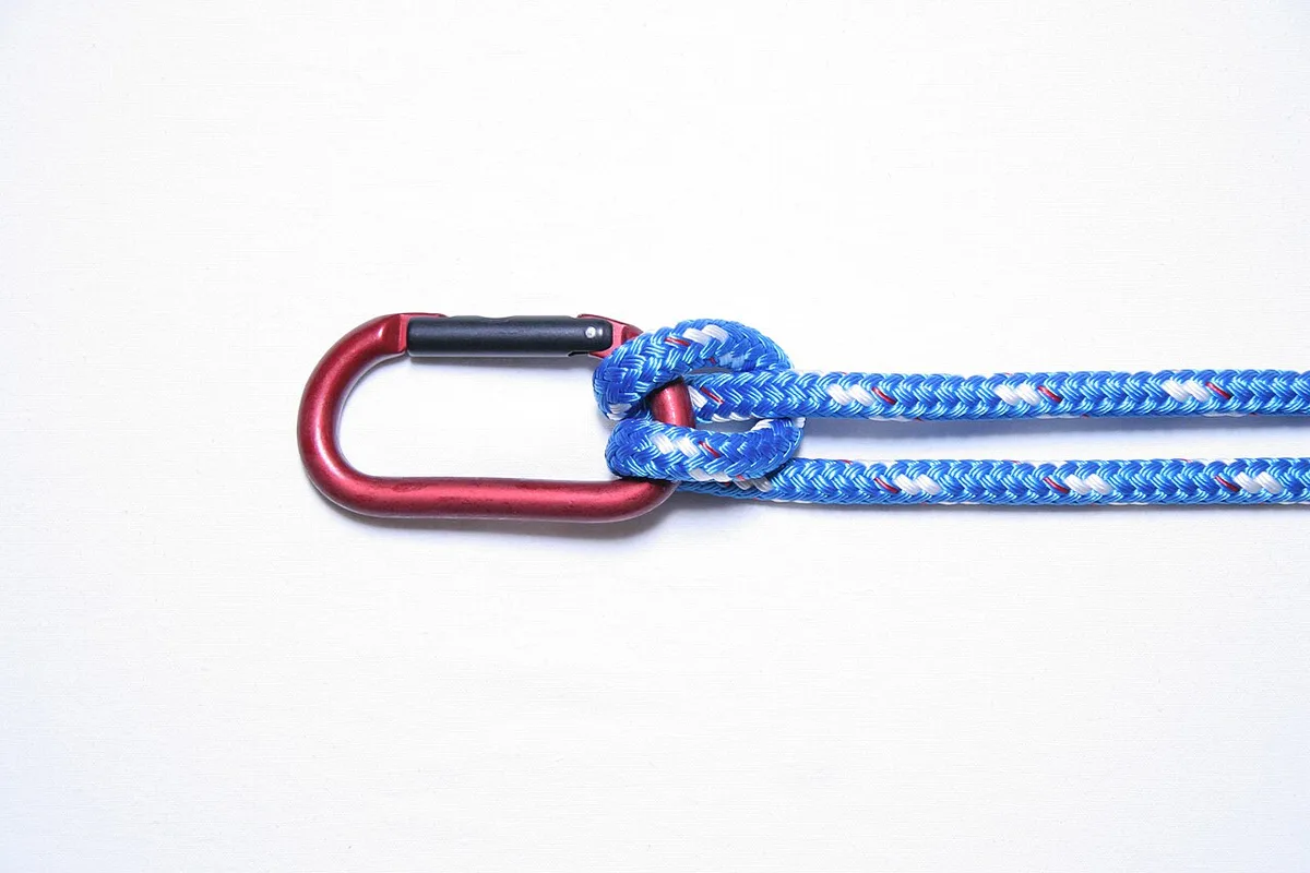 Halbmastwurf, eingehängt an einem Karabiner